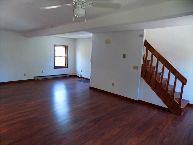 Building Photo - 121 Oak St