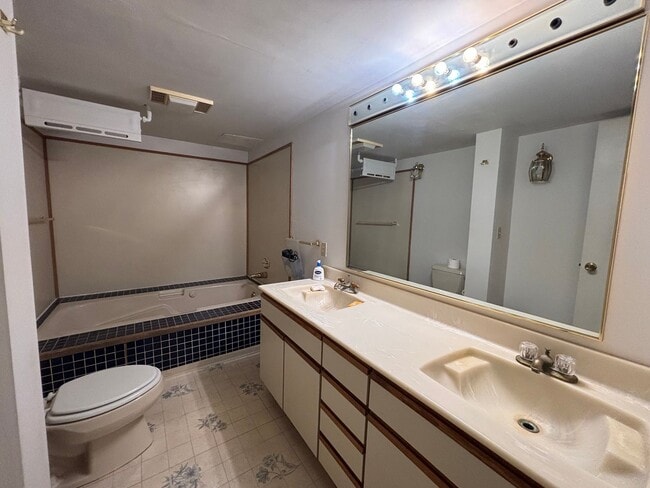 Building Photo - 4 Bedroom 2 Bathroom