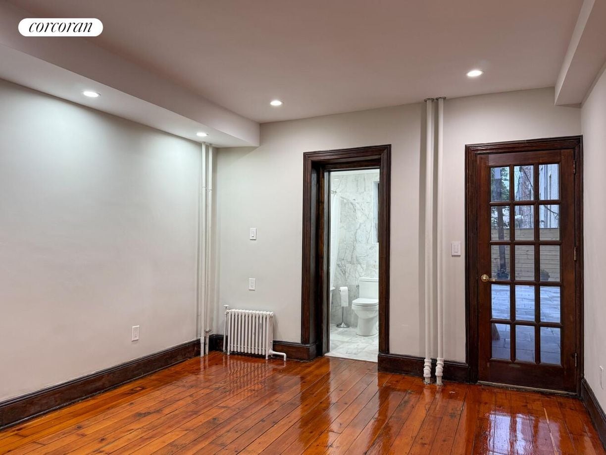 Building Photo - 152 6th Ave