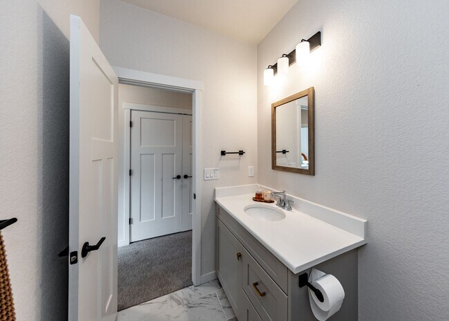 Building Photo - Beautiful Townhome Next to Nature on Westside
