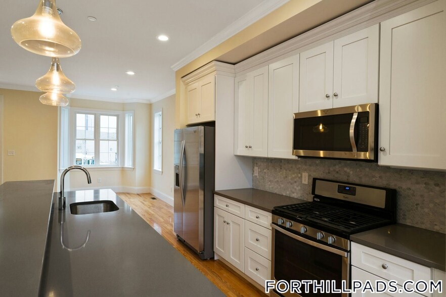 Building Photo - 128 Roxbury St