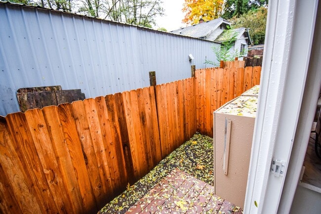 Building Photo - Newly Updated 2 BR Townhouse Apartment in SW Portland!