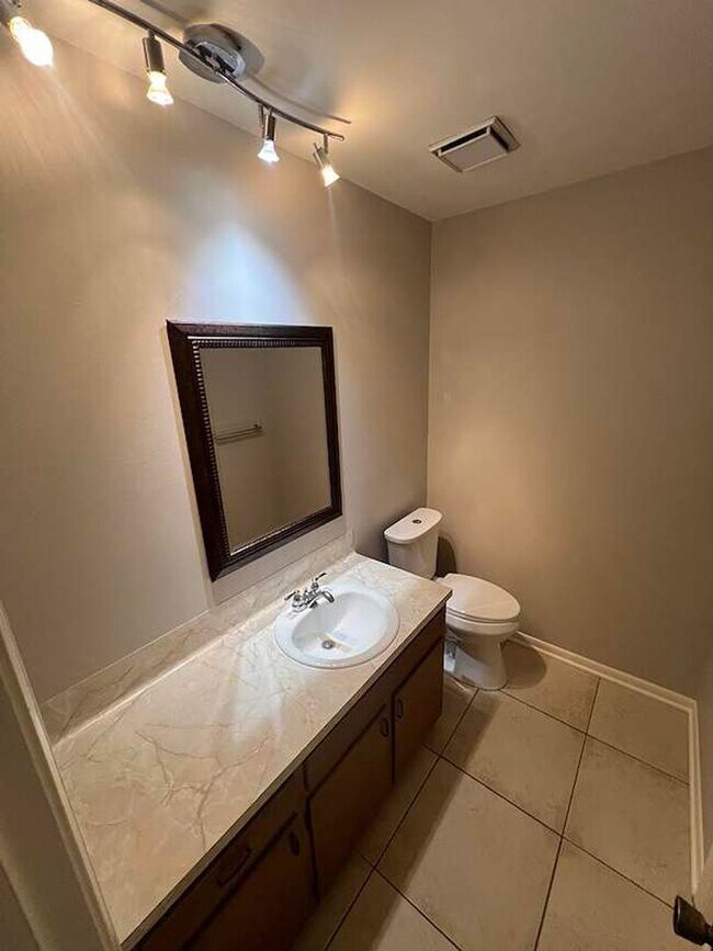 Building Photo - 1114 Willow Creek Dr