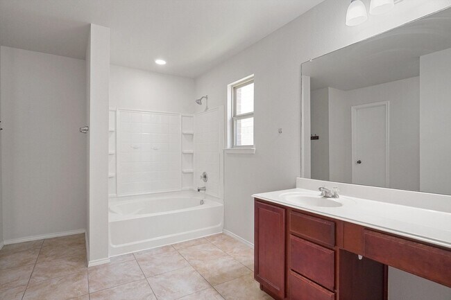 Building Photo - Beautiful Spacious Home