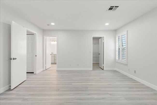 Building Photo - Completely Remodeled Modern 3 Bedroom Prop...