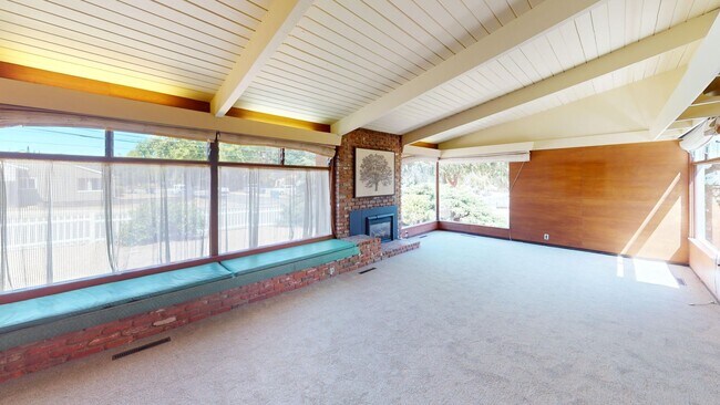 Building Photo - 3 Bed, 2 Bathroom home with large enclosed...