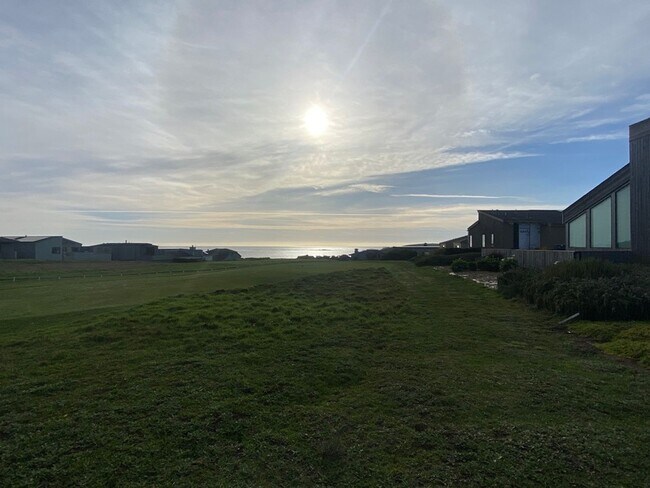 Building Photo - Stunning Home with Breathtaking Golf Cours...