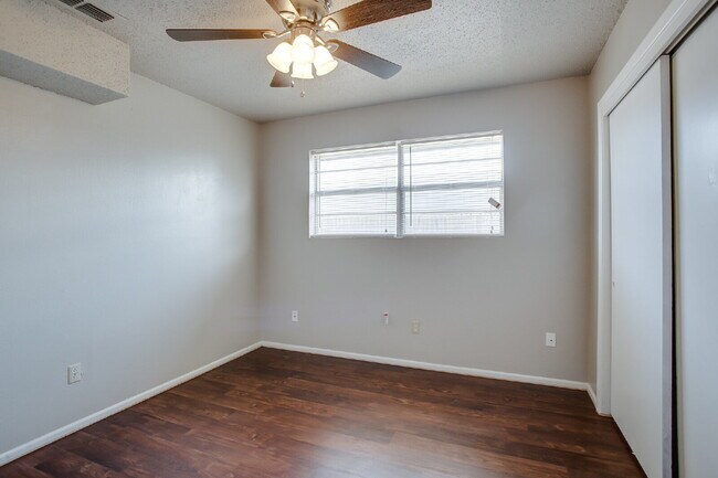 Building Photo - Updated 2 bedroom in Miller School District!