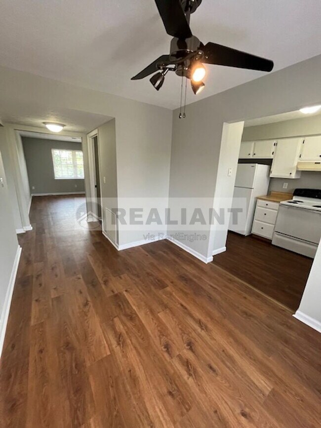 Building Photo - 425 Lenney Dr