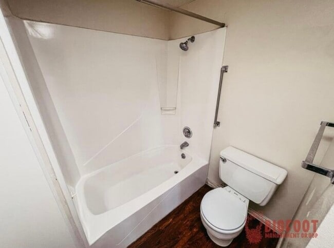Building Photo - Pet Friendly 2 Bedroom/ 1 bath Westside Location With Balcony!