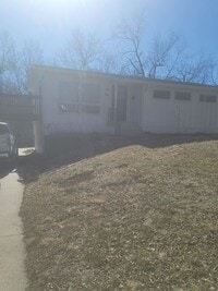 Building Photo - NO SECURITY DEPOSIT for August Move-In! Be...
