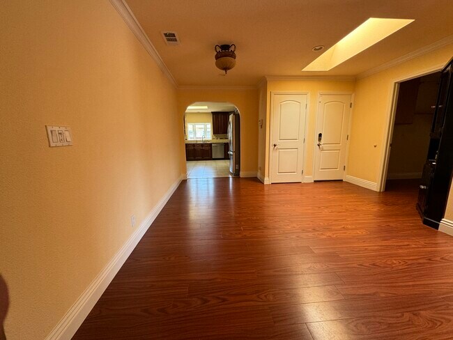 Building Photo - 6003 Prospect Rd