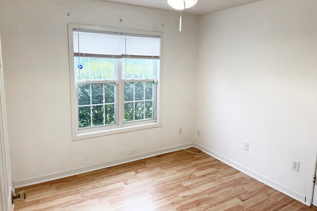 Building Photo - 303 Putnam Dr