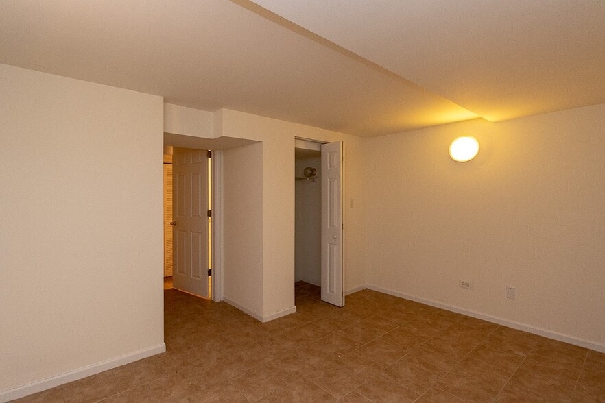 Building Photo - 1260 N Greenview Ave