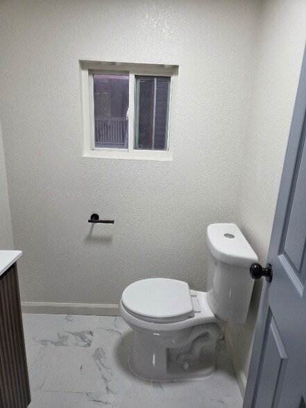 Building Photo - 1600 E 77th Terrace