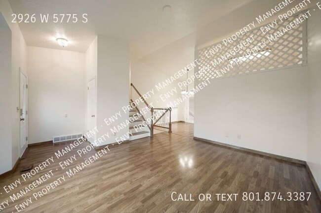 Building Photo - Spacious & Pet-Friendly 4-Bed Home with Mo...