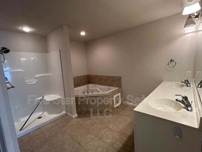 Building Photo - 1414 School House Ln