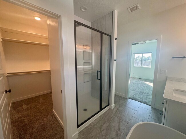 Building Photo - ** SECURITY DEPOSIT SPECIAL** 5 bedroom 3 bath in SW Lincoln