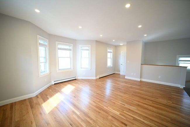 Building Photo - 3Br/2Bth in Brookline! Close to Rt.9, very quiet area, walk to JP Pond!