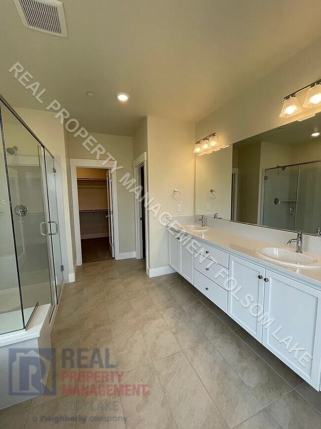 Building Photo - Available Now! 5 Bedroom 4.5 Bath at Russe...