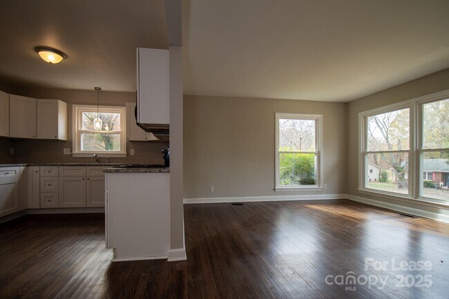 Building Photo - 4021 Crestridge Dr