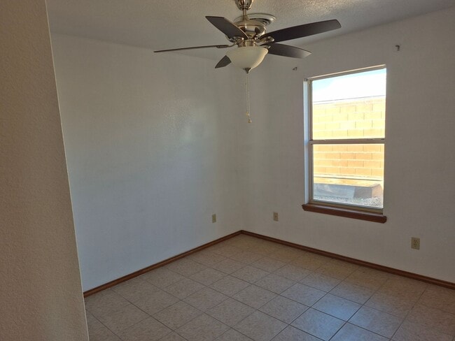 Building Photo - 3 Bedroom 2 Bath