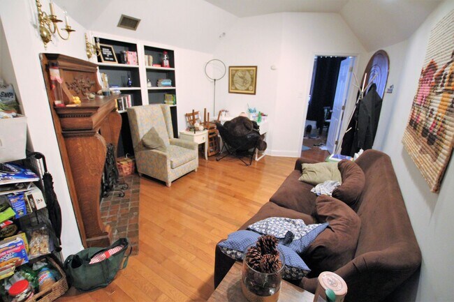 Building Photo - 3 bedroom 2 bath apartment in south broad street