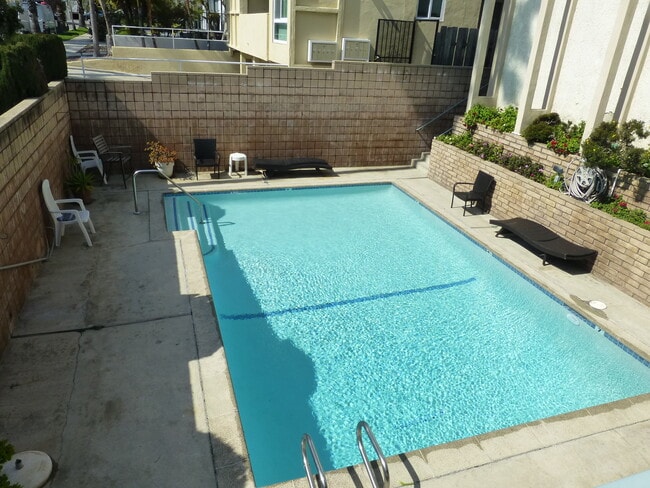 Building Photo - 833 5th St