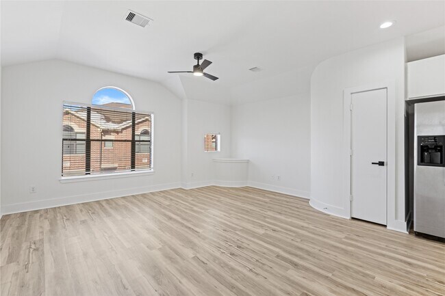 Building Photo - 5941 S Loop E