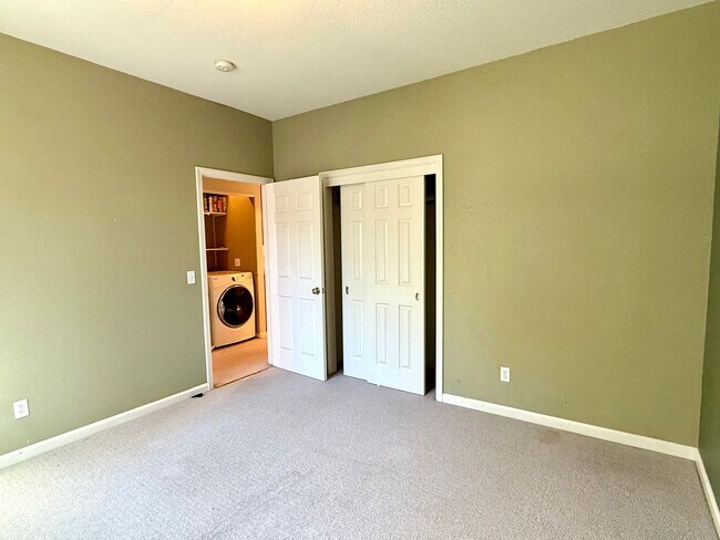 Building Photo - Welcome to this beautiful 3 bedroom, 2.5 bathroom home located in Cotati!