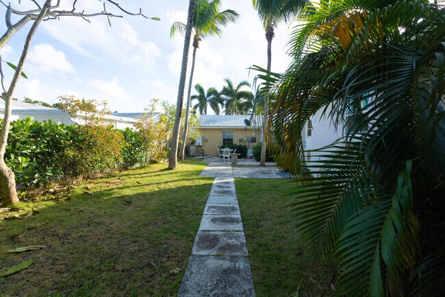 Building Photo - 245 Cortez Rd
