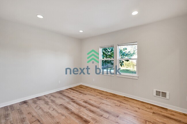 Building Photo - Charming 1-bedroom, 1-bathroom unit in Greenwood