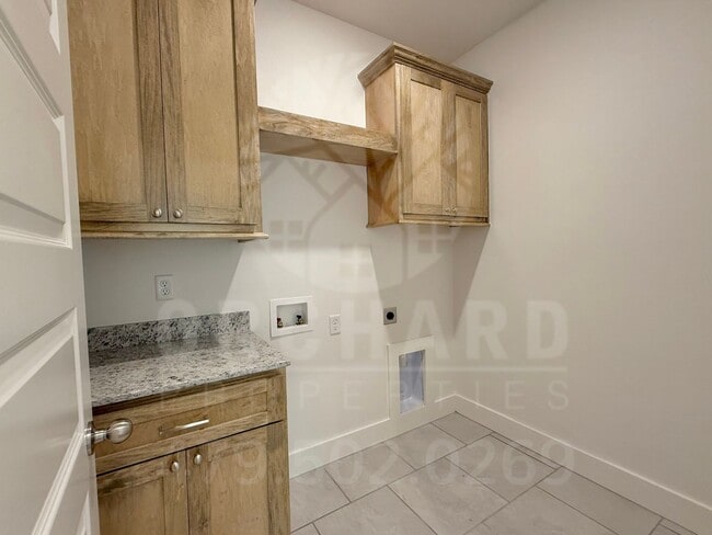 Building Photo - Single-Family Home- 2 Bed/ 2 Bath w/ Hobby...