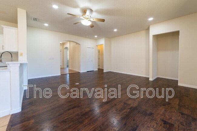 Building Photo - 423 Heather Hills Dr