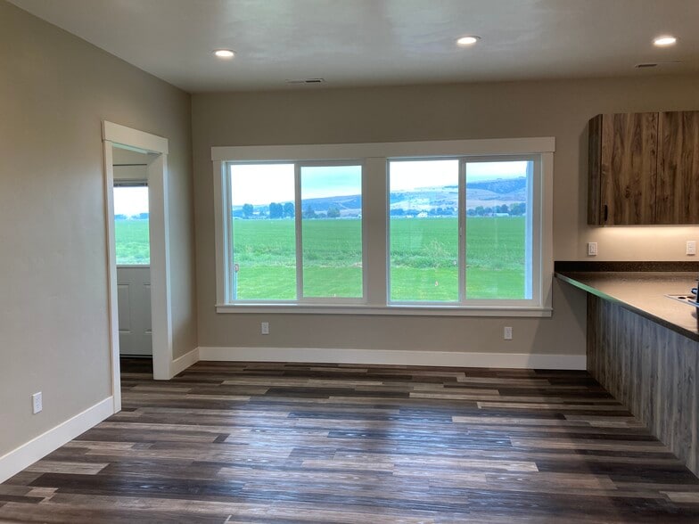 dining into breeze - 1219 N 1150 E