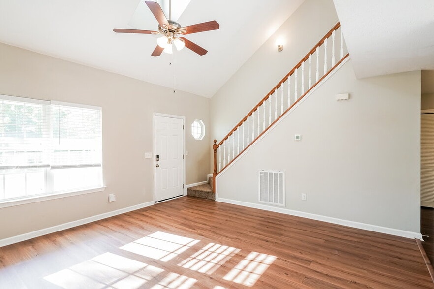 Building Photo - 404 Barking Dr