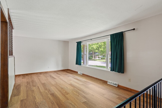 Building Photo - 1305 Jake Ln