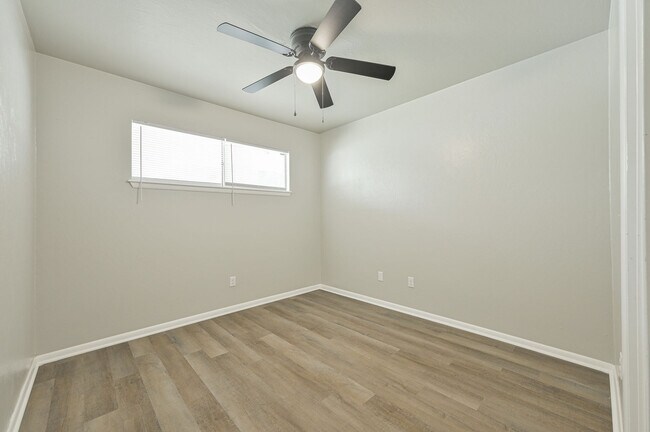 Building Photo - 1021 W Woodcrest Dr
