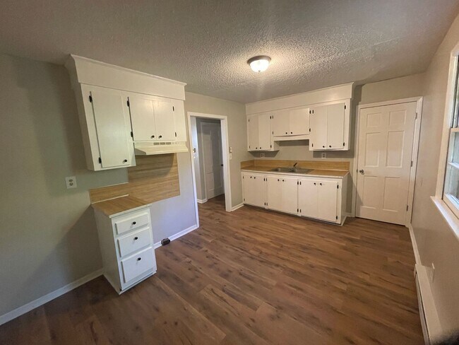 Building Photo - Renovated 3 bedroom 1 bathroom house