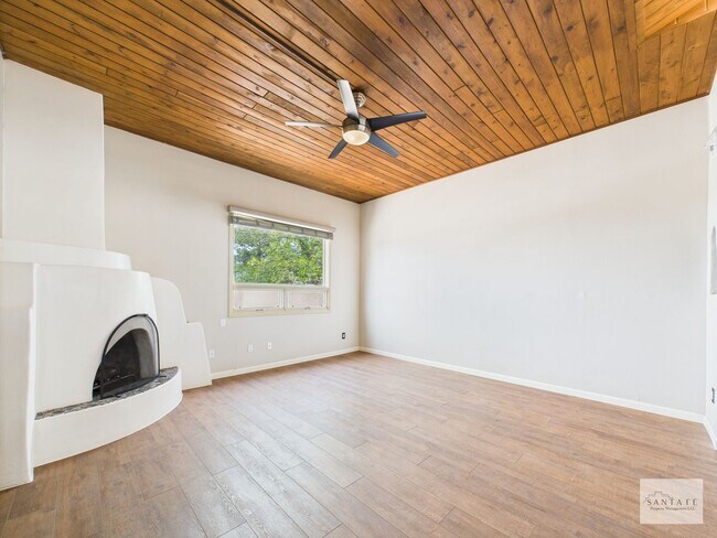 Building Photo - Two Bedroom Single Family Home Available Now!