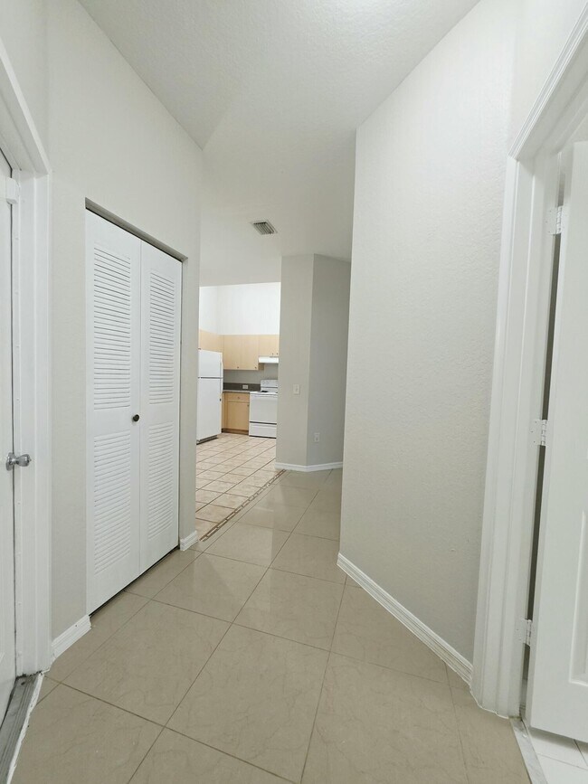 Building Photo - 260 Crestwood Cir