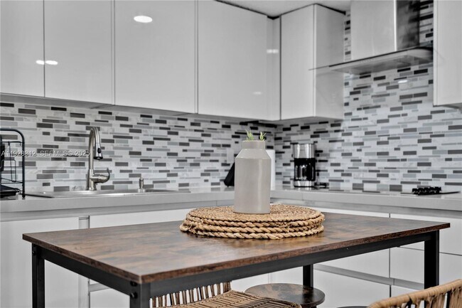 Building Photo - 1841 SW 29th Ave