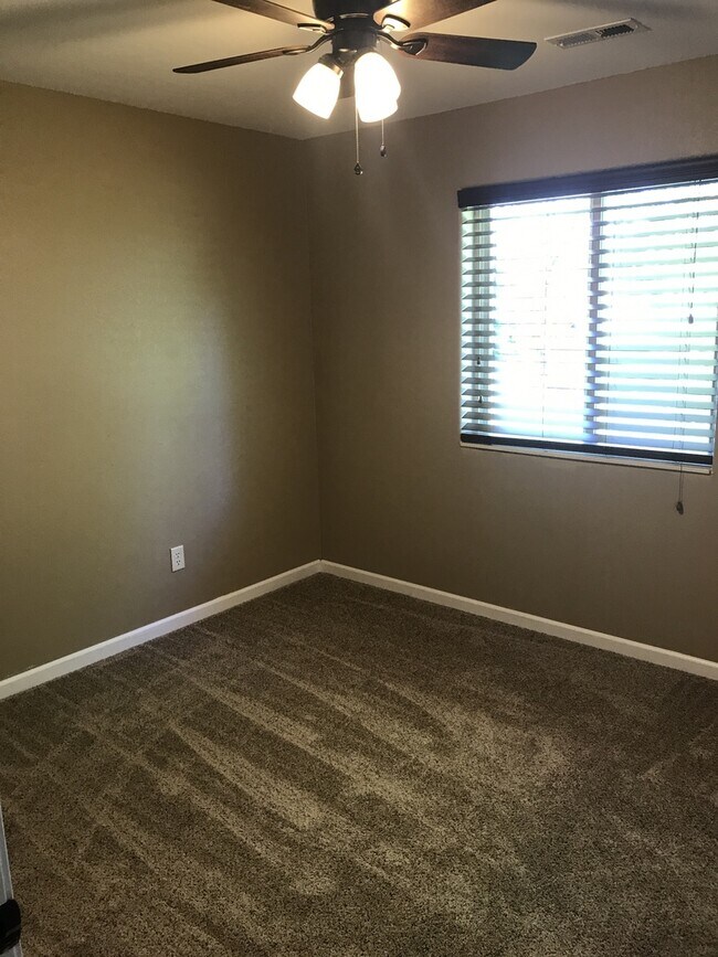 Building Photo - KU3-Santa Fe Triplex 3