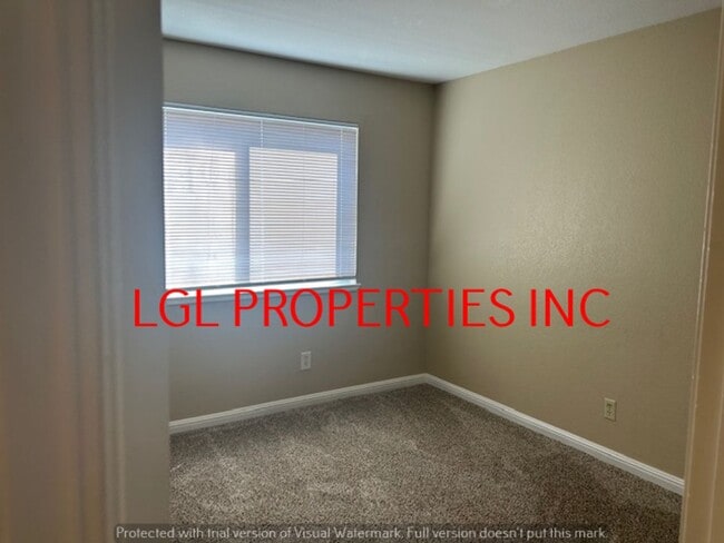 Building Photo - Very Nice Roseville 3 Bedroom 2 Bath Home