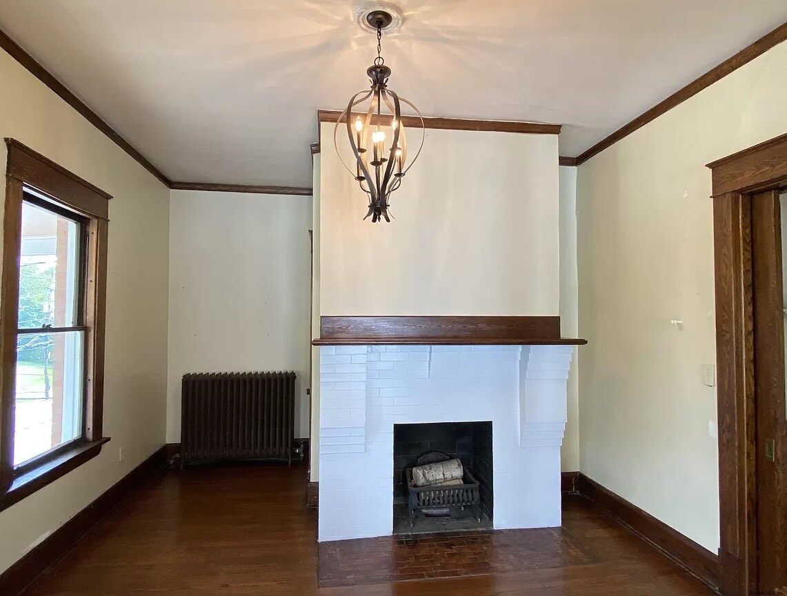 Entry room with fireplace - 15 North St
