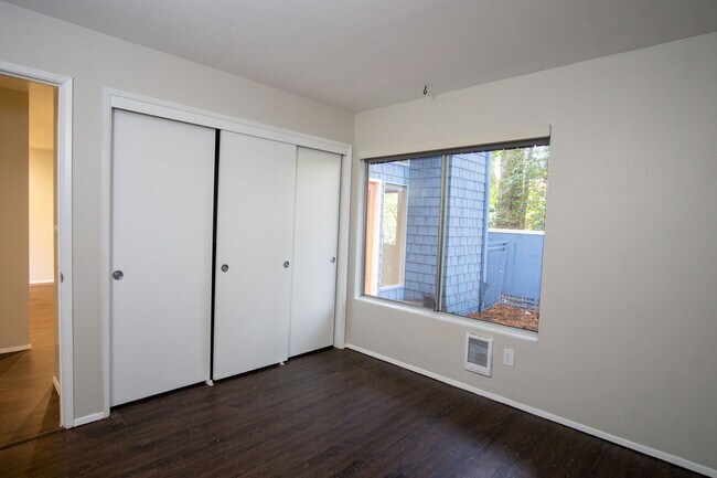 Building Photo - Super Saver Special! Nicely Updated Lake Oswego 1Bdr w/Fireplace, Dishwasher, W/D & Patio!