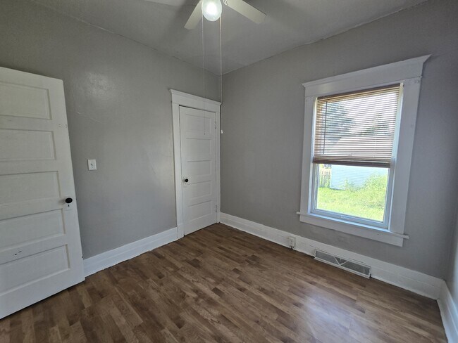 Building Photo - 2019 Falls Ave