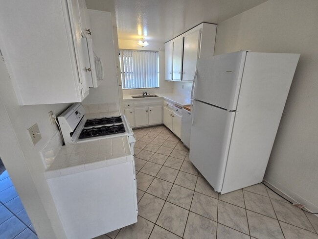 Building Photo - Spacious 4 Bedroom Home with 2-Car Garage & Large Living Areas