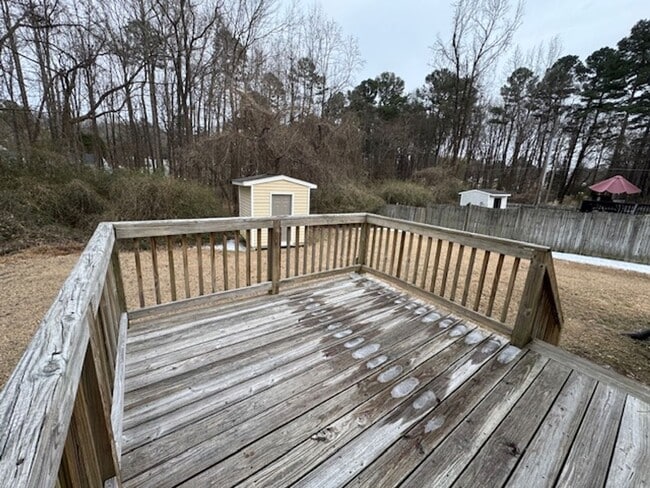 Building Photo - Short term lease available!