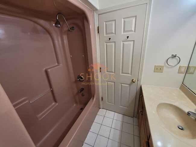 Building Photo - Large 3 BR Townhome/Condo - Available mid June